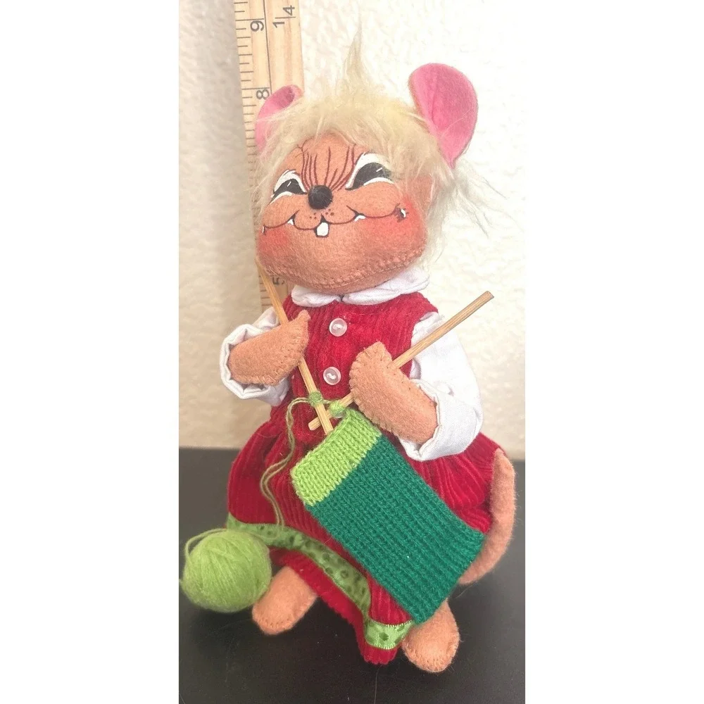 Annalee 2011 Knitting Mouse Doll Red Corduroy Dress Green Yarn 8 Inch Whimsical